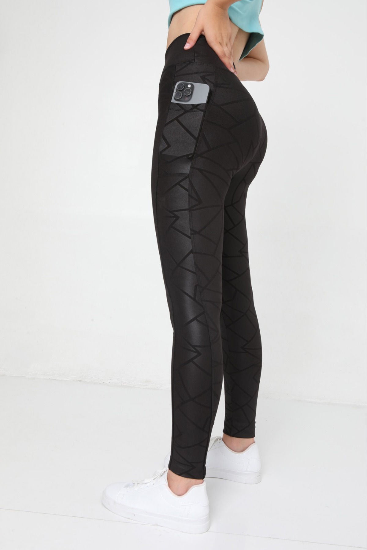 Siyah Desenli Yüksek Bel Toparlayıcı Dalgıç Kumaş Telefon Cepli Geometri Desenli Tayt